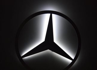 Mercedes retira 13.000 SUV de los modelos GLE y GLS Logo Meredes retroiluminado