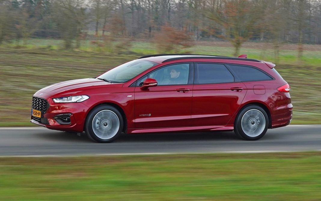 Imagen Ford Mondeo familiar rojo en carretera