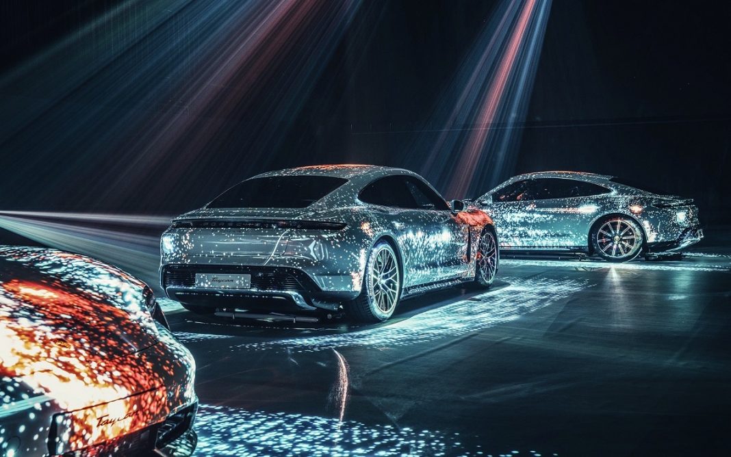 Imagen de un Porsche Taycan representado con píxeles
