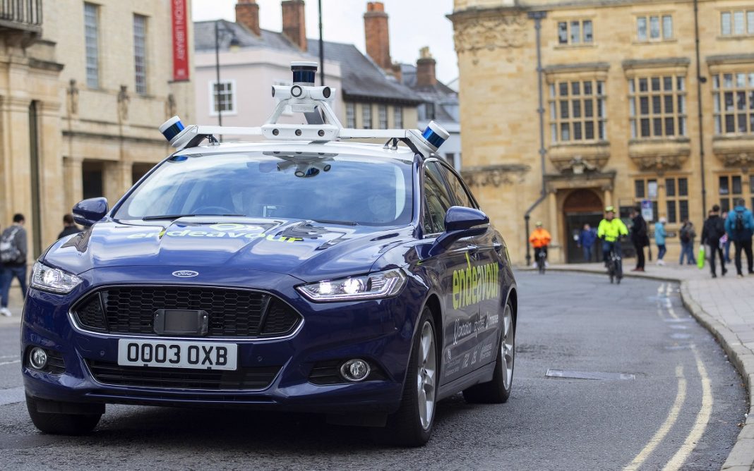 Imagen de un Ford Mondeo de Project Endeavour por las calles de Oxford