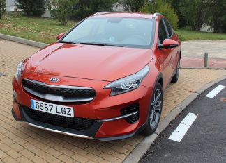 Kia XCeed PHEV eTech Imagen de tres cuartos delanteros de un Kia XCeed híbrido enchufable de color naranja
