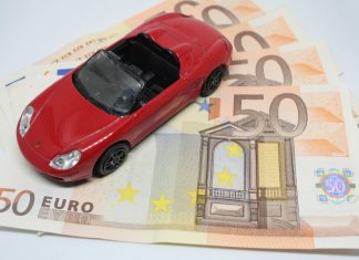 Bug Bounty: cómo ganar hasta 12.000 € ayudando a las marcas a mejorar Imagen de un Porsche rojo de juguete colocado encima de unos cuantos billetes de 50 euros