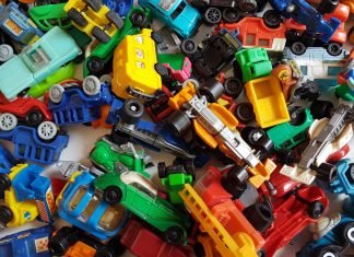 Qué hacen las marcas para evitar los ciberataques en sus coches Imagen de un grupo de coches de juguetes desparramados sobre una mesa