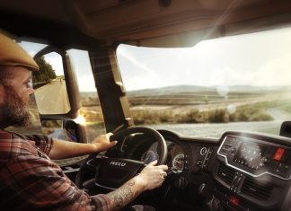 Así es el camión de Iveco que habla con los conductores Imagen de un transportista conduciendo su camión