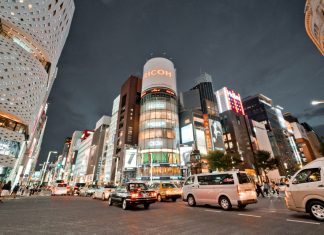 ¿Fue 2020 el año de la ciberseguridad? Imagen de una calle de una ciudad japonesa llena de tráfico y con carteles de neón en los edificios