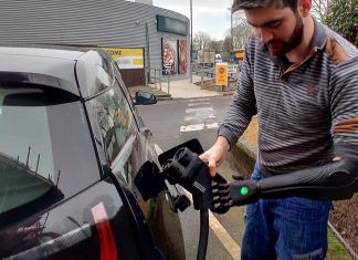 ¿Son suficientemente accesibles los puntos de carga? Imagen de un conductor discapacitado recargando un coche eléctrico