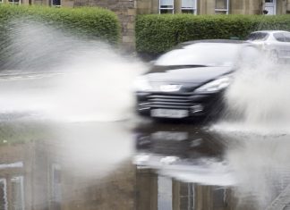 Aquaplanning: el ‘otro’ enemigo invernal del automóvil Imagen de un coche haciendo Aquaplanning