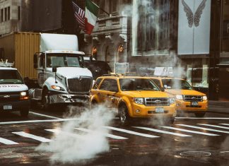 El ciberataque que intentó engañar a los conductores de Nueva York Imagen de un cruce de calles en la ciudad de Nueva York, con varios vehículos detenidos en él, entre ellos, dos de sus famosos taxis amarillos