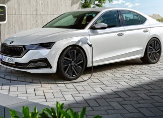 Skoda Octavia iV: tener enchufe te ahorra casi 6.000€ Imagen tres cuartos delantero de un Skoda Octavia iV