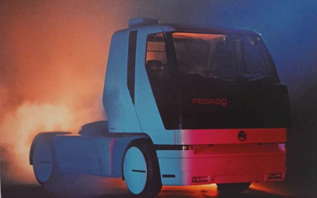 Imagen frontal del Pegaso Solo 500