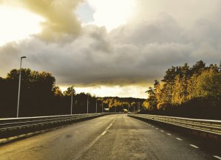 La conectividad: así va a ayudar a fusionar coches… y carreteras Imagen de una carretera de dos carriles vacía de tráfico.
