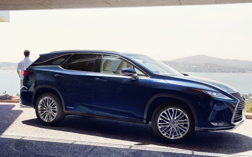 Imagen tres cuartos delantero de un Lexus RX