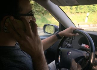 El gesto con el que la DGT te quitará seis puntos móvil conduciendo