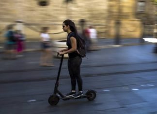 Dott: así aprendió de un fracaso y así quiere triunfar en España mujer en un patinete eléctrico