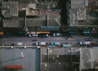 ¿Por qué las marcas deben tener cuidado con sus proveedores? Imagen cenital de las calles de una ciudad por la que circulan varios coches.