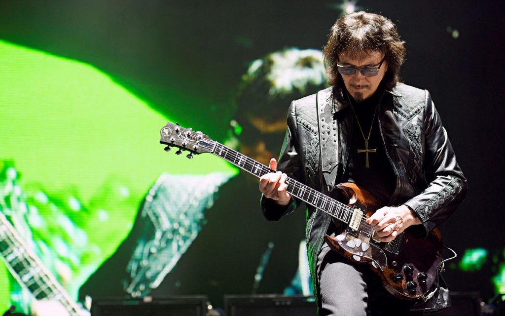 Imagen en concierto de Tony Iommi, guitarra de Black Sabbath