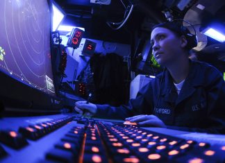 Así pueden rastrear tu coche… sin usar GPS Imagen de una militar dentro de una sala oscura trabajando con un ordenador