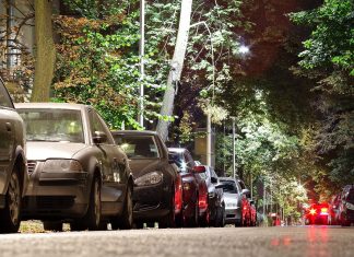 El ciberataque por el que se roban casi todos los coches Imagen de una calle por la noche, repleta de coches aparcados a ambos lados