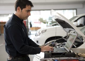 Toyota quiere que te relajes durante… ¡diez años! Imagen de un jefe de taller de Toyota