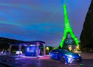 Por qué Toyota ha ‘puesto verde’ a la Torre Eiffel Imagen de un Toyota en la Torre Eiffel por la noche