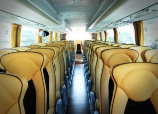 Qué puede hacerte un cracker cuando viajas en autobús Imagen del interior de un autobús, con los asientos vacíos
