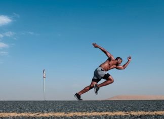 Así de rápidos son los crackers para aprovechar las vulnerabilidades Imagen de un atleta corriendo sobre una carretera