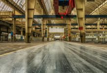 Cinco coches tecnológicos que acabaron con sus marcas Imagen de una fábrica vacía