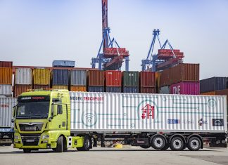 Los camiones autónomos de MAN ya ruedan por Hamburgo Camión MAN autónomo lateral puerto Hamburgo
