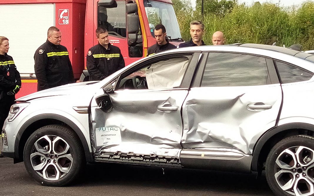 El Renault Arkana en un entrenamiento para bomberos Renault Arkana prueba colisión lateral bomberos