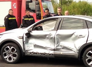 Renault ‘está que arde’ con sus pruebas para bomberos Renault Arkana prueba colisión lateral bomberos
