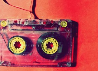 De ‘mono’ a ‘online’: cómo ha evolucionado la del VW Golf por sus radios Imagen de una cinta de cassette