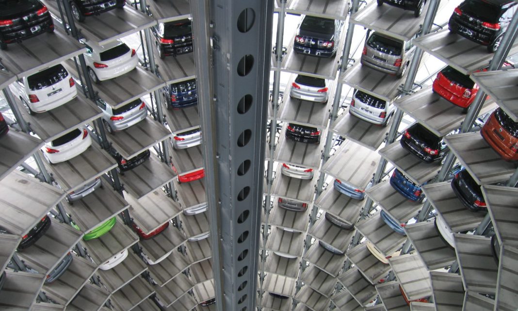Imagen de un parking de varias plantas por dentro