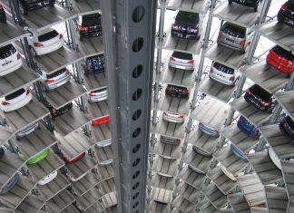 Un año para que solo se puedan homologar coches ciberseguros. ¿Están listas las marcas? Imagen de un parking de varias plantas por dentro