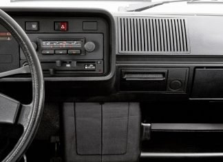 Día Mundial de la radio: Así han cambiado las de los coches… y lo que va a llegar