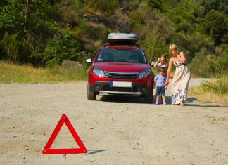 Por qué deberías revisar tu coche… aunque lo uses poco Imagen de una avería en carretera