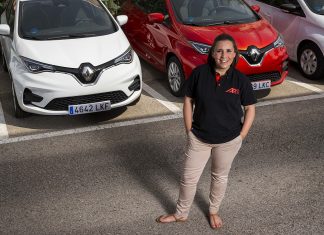 Por qué ella vende más coches eléctricos que nadie en España Mujer delante de eléctricos Renault