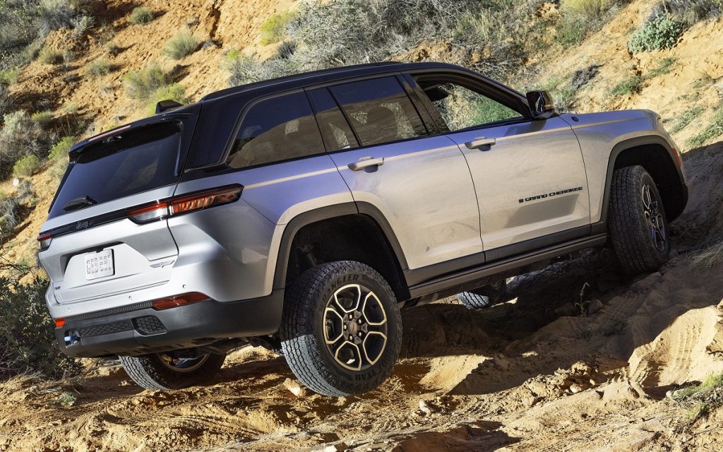 Imagen del Jeep Grand Cherokee 2022 en un cruce de puentes