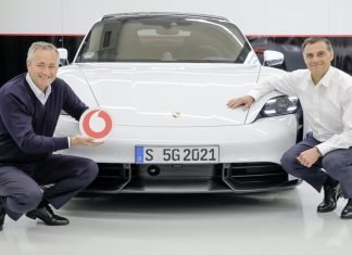 Antes que en tu móvil: así van a ser todos los Porsche 5G imagen del Porsche Taycan con staff de Porsche y Vodafone