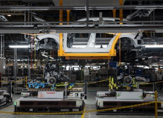 Qué es ‘Monotsukuri’, y cómo está mejorando a Mazda Imagen de la cadena de producción de Mazda en Hofu