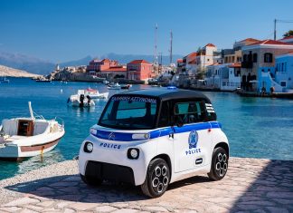 Dónde está la isla de Chalki y por qué Citroën la ha conquistado Imagen de un Citroën Ami frente al mar
