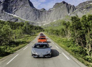 Lamborghini quiere que encuentres tu destino con decirle tres palabras Imagen de varios modelos de Lamborghini en una carretera