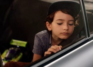 Los niños ya no piden coches a los Reyes Magos Imagen de un niño triste viendo un atasco desde la ventanilla de un coche, parte del anuncio de Cabify