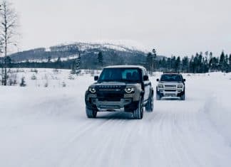 Land Rover bajo cero: qué plan proponer a tu pareja este invierno Imágenes de Land Rover Defender sobre la nieve