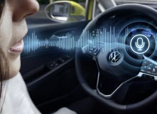 VW enmienda su error: así es el mejorado software del Golf Imagen persona activando control voz VW Golf