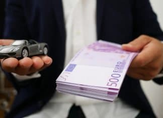 ¿Tu empresa busca un coche tecnológico? Los 5 mejores modelos de renting Imagen de persona cambiando coche por dinero