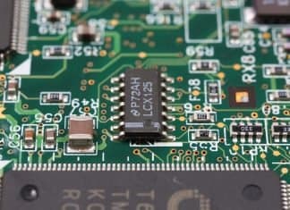 La crisis de los microchips ayuda a que se inviertan 11.000 millones de euros en España Imagen de una placa con chips