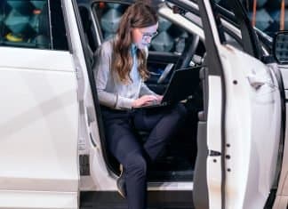 Qué récord de delitos informáticos ha cometido, presuntamente, esta ITV de Murcia Mujer con ordenador a bordo de un coche