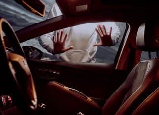En verano es más probable que te roben el coche… ¿Cómo evitarlo? ladrón mira nterior de coche hackercar