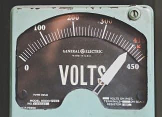 ¿Cómo reconoce un vehículo el estado ‘de salud’ de su batería? IMagen de un voltímetro antiguo HackerCar