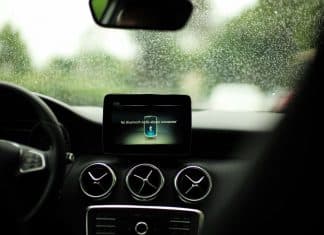 A qué problemas te puede exponer la tecnología Bluetooth -como la que usa tu coche- Sistema multimedia de un Mercedes HackerCar